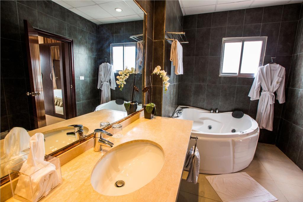 ברזוויל Mikhael'S Hotel מראה חיצוני תמונה