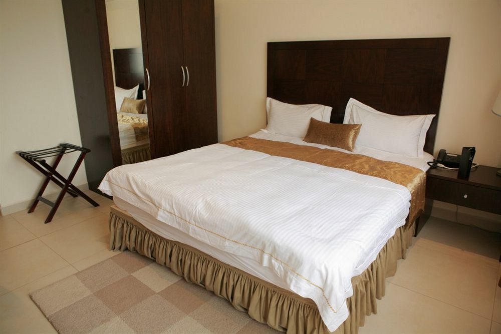 ברזוויל Mikhael'S Hotel מראה חיצוני תמונה