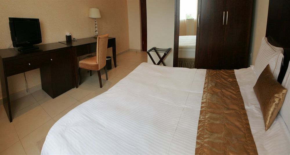 ברזוויל Mikhael'S Hotel מראה חיצוני תמונה