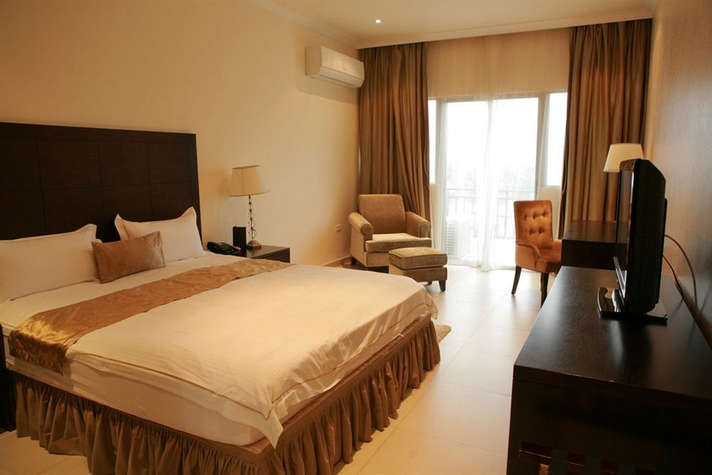 ברזוויל Mikhael'S Hotel מראה חיצוני תמונה